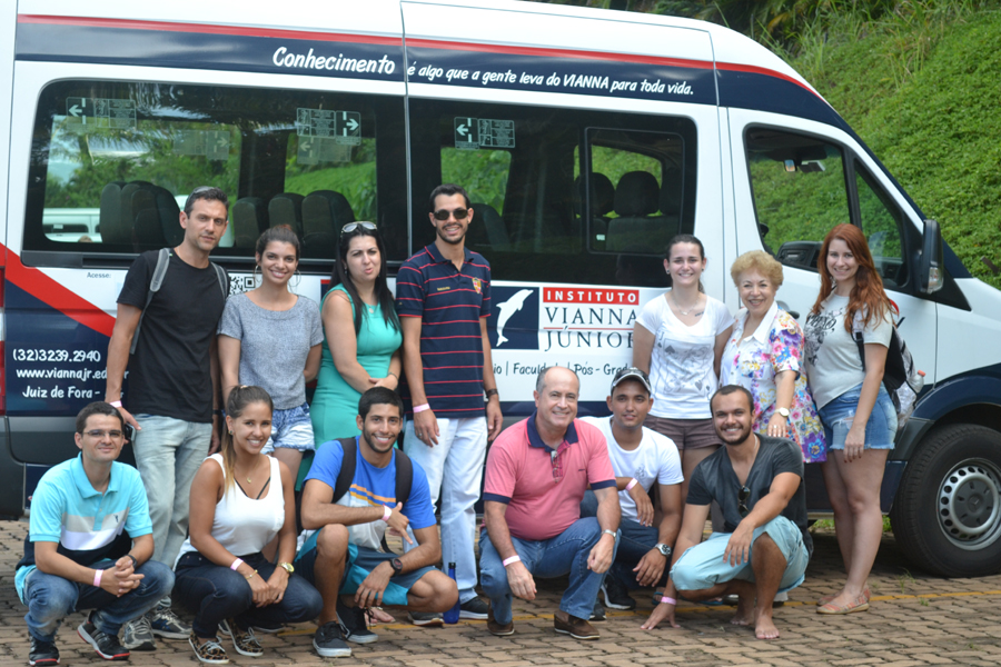 Estudantes da Faculdade Vianna Júnior visitam Inhotim Alunos do Vianna Júnior visitaram a Fundação do Instituto Cultural Inhotim