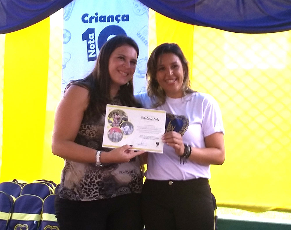 Luciana Faccio, gerente de projetos do Instituto Vianna Jr, recebe o Certificado de Mérito em Solidariedade da LBV