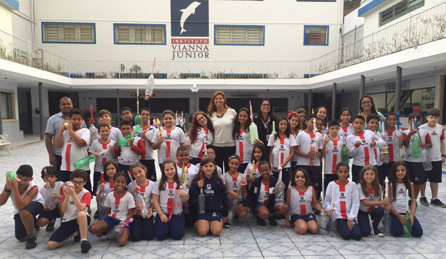 Alunos do 5º ano do Colégio Vianna Júnior participaram da X Mostra Brasileira de Foguetes