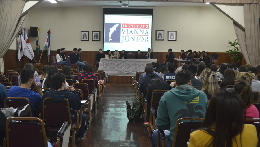 Alunos do Direito das Faculdades Vianna Júnior participam de Júri Simulado