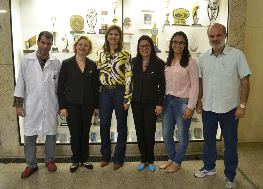 Professor Gastão Moreira; Carolina Dantas, Coordenadora do Fundamental II; Simone Machado, Diretora do Colégio; Carla Moutinho, Coordenadora do Infantil e Fundamental I; Professora Quênia Fernandes e João Luís, Coordenador do Ensino Médio.