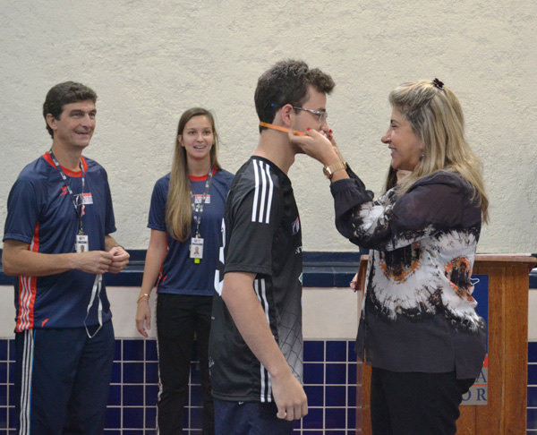 Drª Jacqueline Vianna, Diretora Presidente do Instituto Vianna Júnior, entregando a medalha aos alunos
