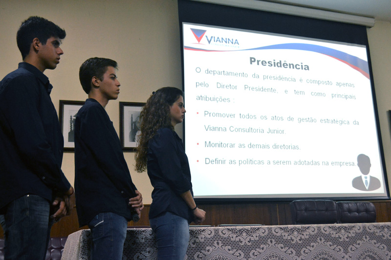 Apresentação da Empresa Júnior para os alunos do Instituto Vianna Júnior
