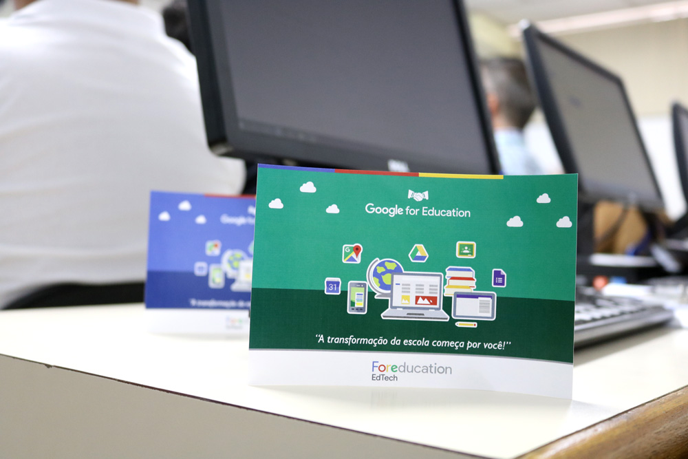 Folheto do Google For Education com uma mesa ao fundo. "A transformação da escola começa por você!"