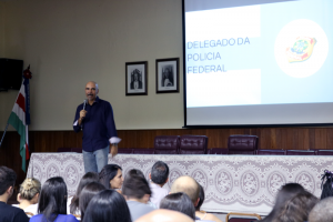 Delegado Federal fala para os alunos do Vianna.
