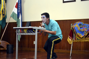 Professor Arthuro fazendo maquiagem de palhaço