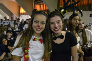 Alunas do ano passado com roupas circenses