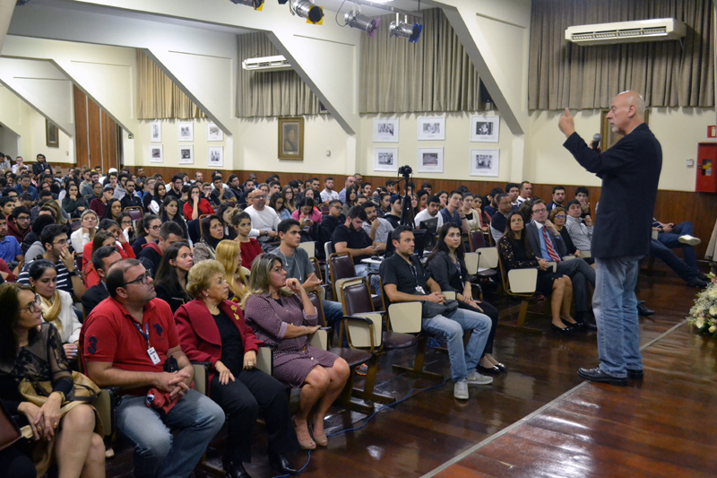 Professor Paulo Tafner ministrando Aula Magna do Instituto Vianna Júnior