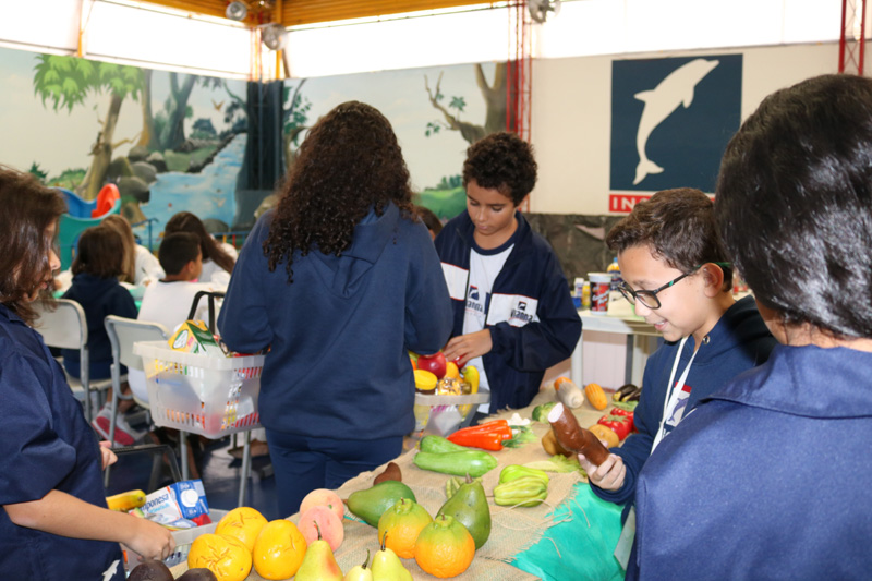 Alunos escolhendo suas compras no Mercado Escola.