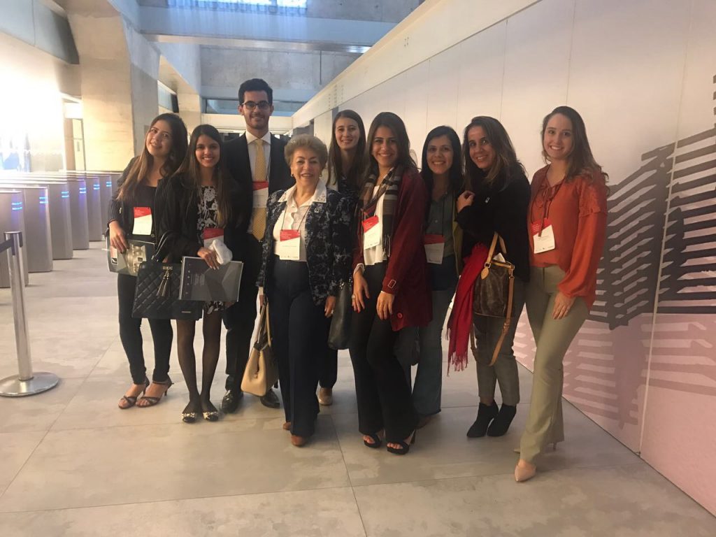 Grupo de alunos e professores do Instituto Vianna Júnior.