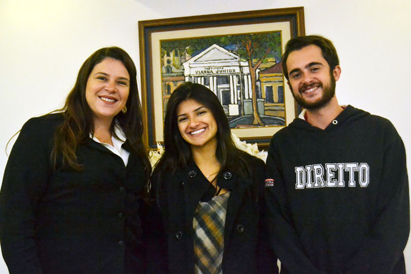 Representantes do DCE e CRSM posam para foto após parceria