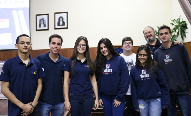 Alunos do Vianna em palestra sobre cursos