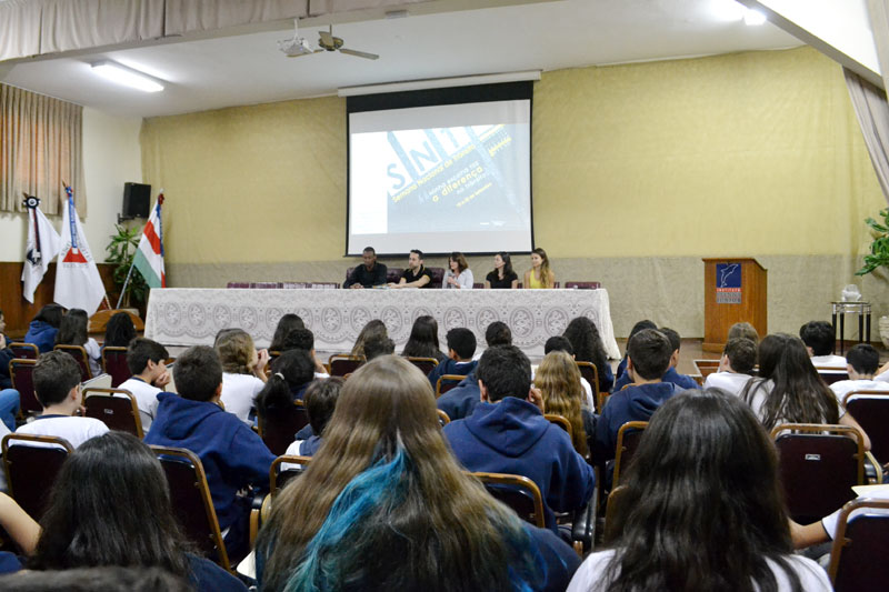Alunos participam de palestra sobre o dia do transito