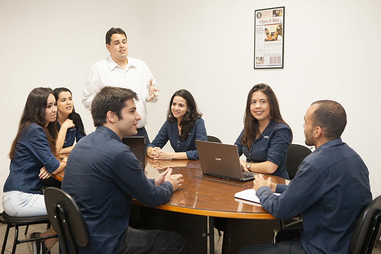 Integrantes da Empresa Júnior realizam reunião.