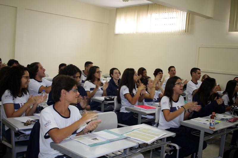 Turma do Terceiro ano do Ensino Médio prestigia professor de Sociologia