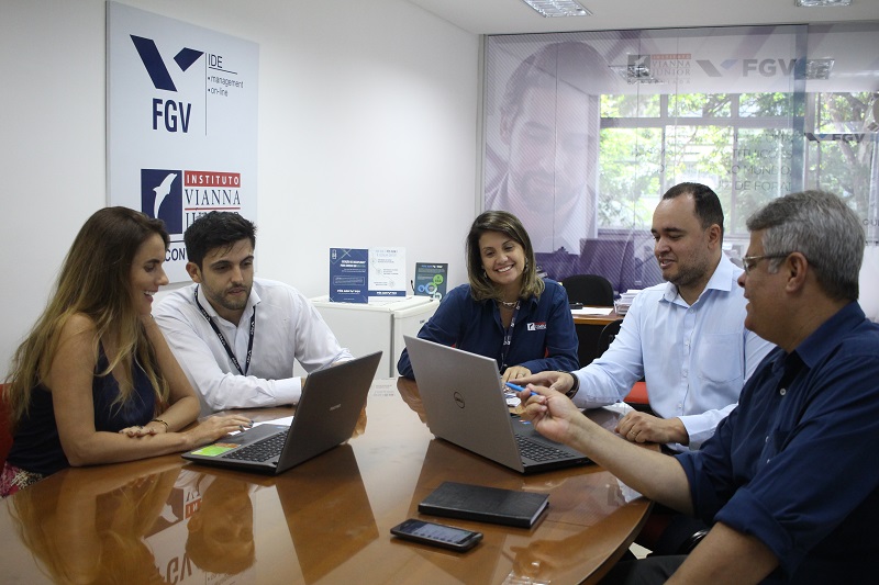 Ana Paula e Rafael (à esquerda), da FGV Online, participaram de treinamento com a equipe do Núcleo FGV/Vianna Júnior em Juiz de Fora nesta semana