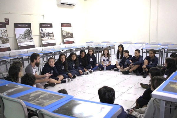 Roda de alunos do Colégio com os monitores do projeto